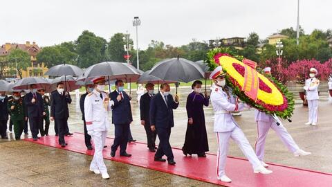 Lãnh đạo Đảng, Nhà nước và thành phố Hà Nội viếng Chủ tịch Hồ Chí Minh, dâng hương tưởng niệm các anh hùng liệt sĩ
