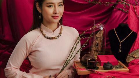 Tin tức giải trí mới nhất ngày 11/2: “Mỹ nữ trầm hương” Ngọc Anh Anh dịu dàng khoe nét Xuân