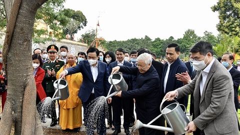 Tổng Bí thư, Chủ tịch nước Nguyễn Phú Trọng trồng cây tại Khu di tích Hoàng thành Thăng Long