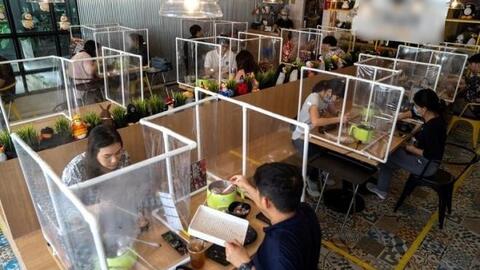 Hà Nội: Nhà hàng phục vụ trong nhà phải giãn cách tối thiểu 2m giữa người với người