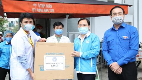 1,5 triệu khẩu trang y tế tặng tuyến đầu chống dịch