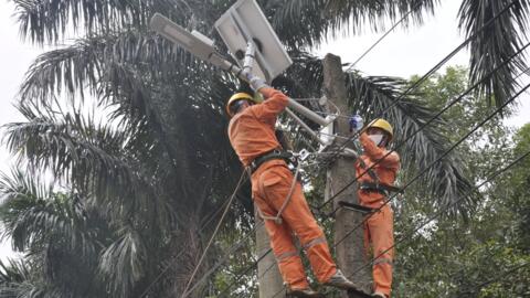 “Tuyến đường ánh sáng năng lượng mặt trời” dành tặng người dân xã Minh Phú