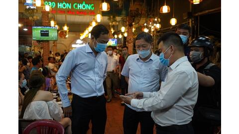 Phó Chủ tịch UBND TP HCM thị sát tình hình phòng dịch Covid-19 tại các hàng quán