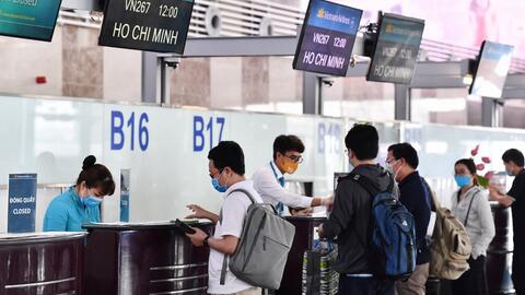 Khách đi máy bay, tàu hỏa giảm mạnh