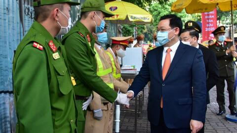 Bí thư Thành ủy Vương Đình Huệ kiểm tra, động viên các lực lượng làm nhiệm vụ đảm bảo an ninh trật tự dịp Tết