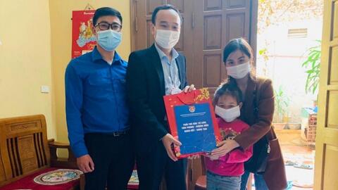 Trao quà Tết tặng thiếu nhi khó khăn
