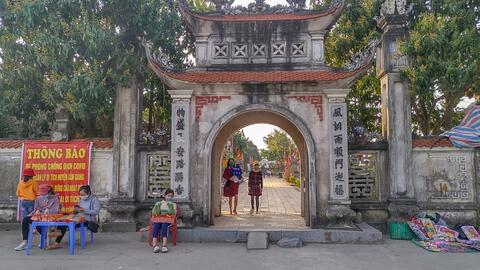 Đi lễ trong tâm dịch Cẩm Giàng, cầu năm Tân Sửu không Covid-19