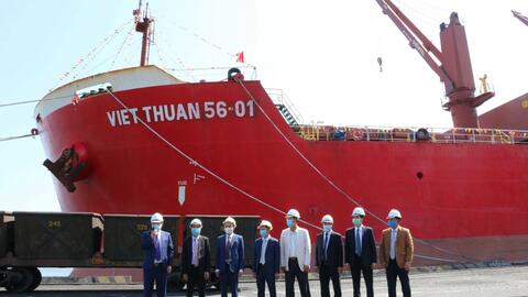 Quảng Ninh: Bốc rót hơn 25.000 tấn than tiêu thụ "khai xuân" năm mới