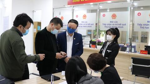 Công sở Hà Nội nghiêm túc bắt tay ngay vào việc ngày đầu năm mới