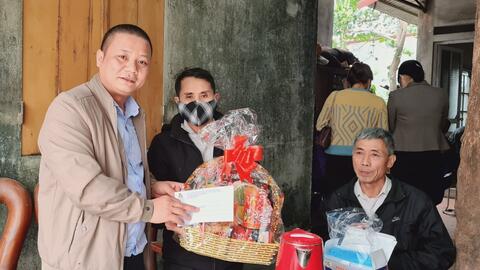 Vĩnh Phúc: Trao tặng quà và tiền cho ông bà ngoại nuôi 3 cháu mồ côi mẹ