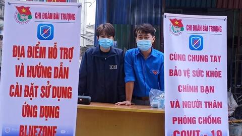 Bạn trẻ hướng dẫn người dân dùng Bluezone phòng, chống Covid-19
