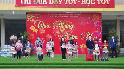 Sáng mùng 3 Tết, 109 người ở khu cách ly trường Tiểu học Xuân Phương được về nhà