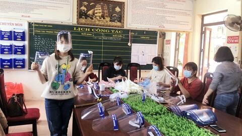 Bạn trẻ làm mũ chắn giọt bắn gửi tuyến đầu chống dịch Covid-19