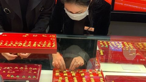 Giá vàng hôm nay 18/2: Tiếp tục giảm sâu vì thị trường vàng thế giới chưa phục hồi?