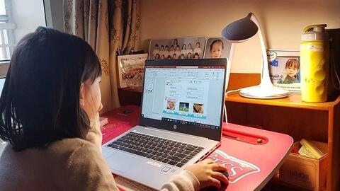 Học online ngày cận Tết: Đánh vật với con chữ