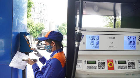 Giá xăng cao kỷ lục tính từ 2014: Điều tiết thuế để giảm giá?