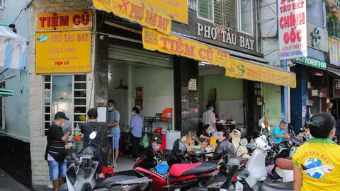 Cận cảnh "tưng bừng" hàng quán ở TP HCM ngày đầu phục vụ khách tại chỗ