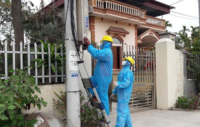 4.	CN ĐL Chí Linh sửa chữa điện cho khách hàng trong khu vực tâm dịch phường Cộng Hòa