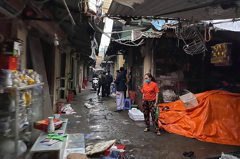 Bà con tiểu thương hồ nhau sơ tán hàng hoá dễ cháy ra phía ngoài chợ Bà con tiểu thương hồ nhau sơ tán hàng hoá dễ cháy ra phía ngoài chợ