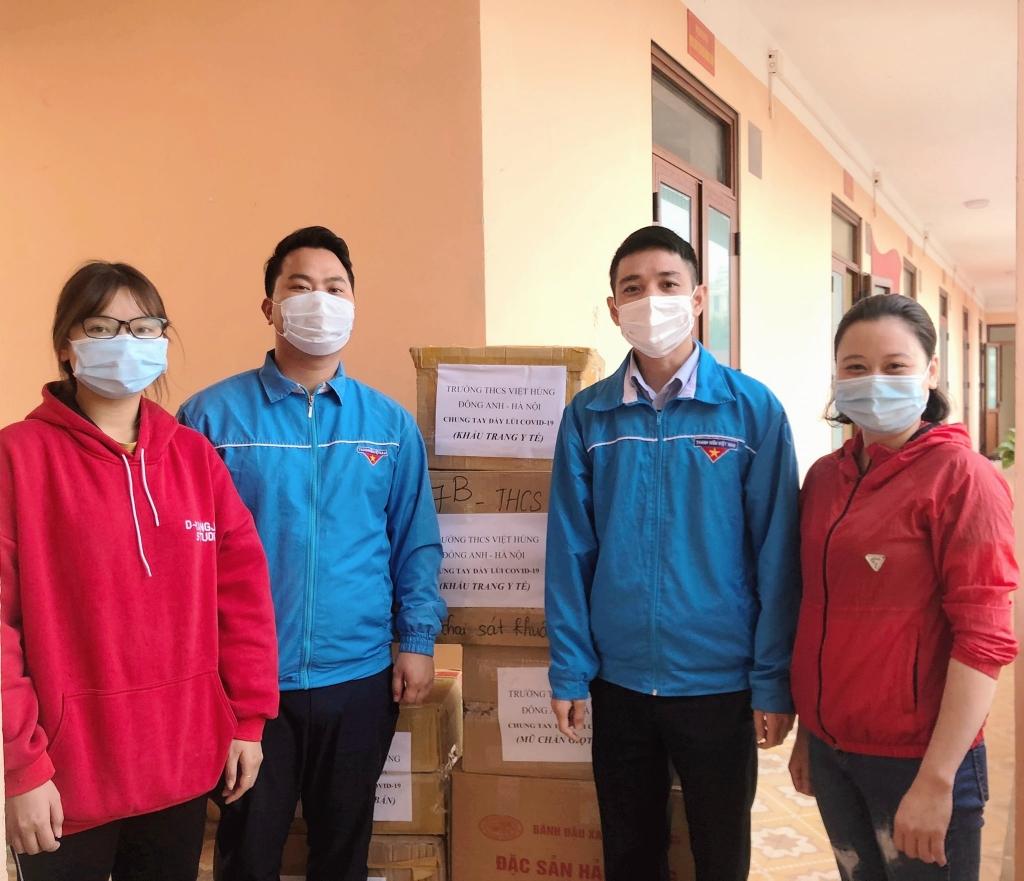 Đoàn công tác của Đoàn Thanh niên huyện trao gửi những món quà tới tuyến đầu chống dịch