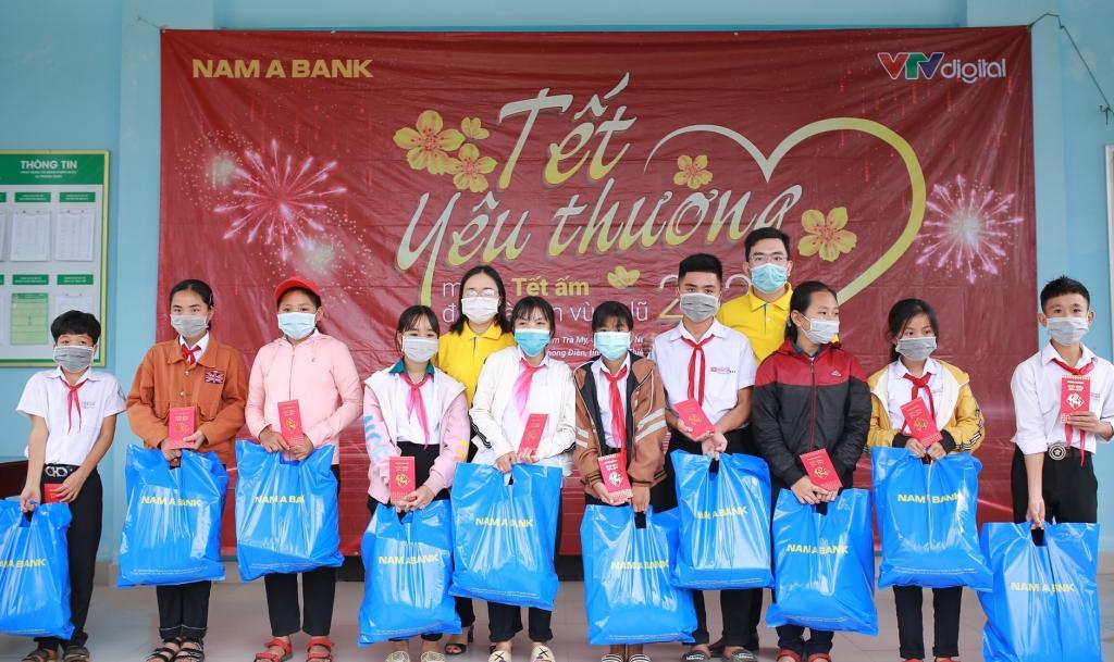 “Tết yêu thương” là hành trình được Nam A Bank tổ chức thường niên từ nhiều năm nay nhằm mang một mùa Tết ấm áp, đủ đầy cho những mảnh đời có hoàn cảnh khó khăn trên khắp cả nước