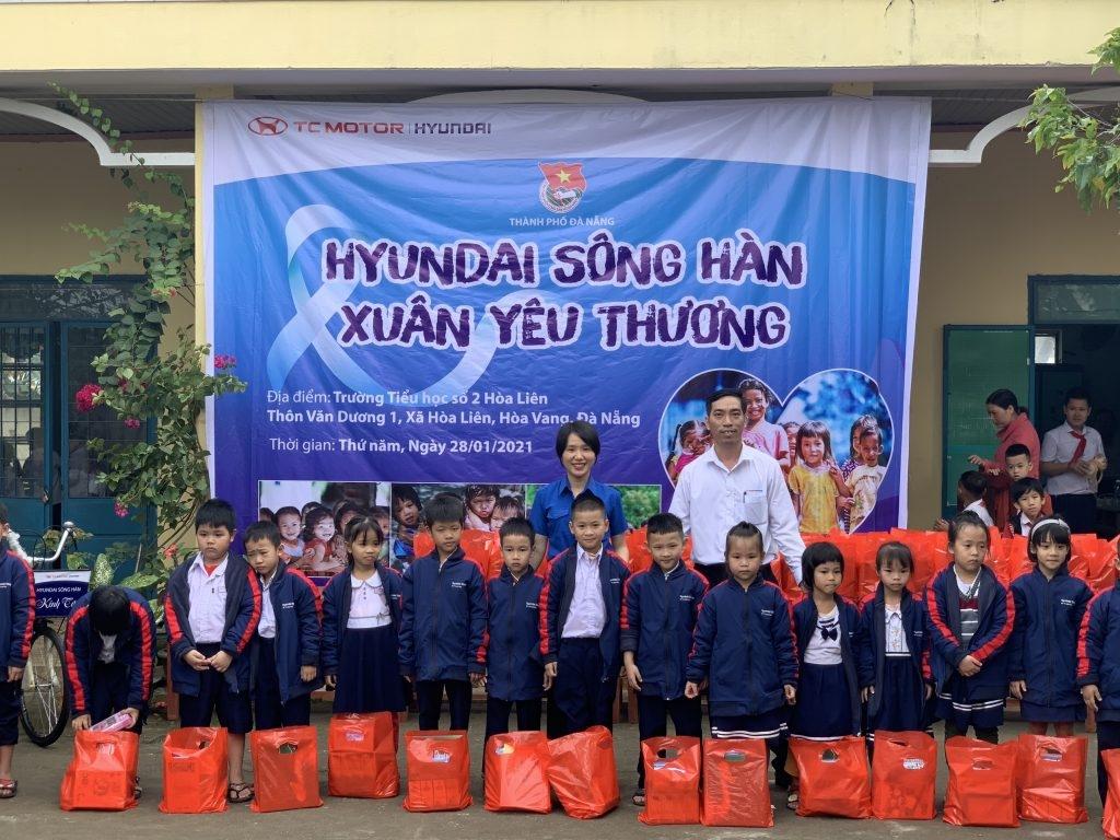 Thành đoàn Đà Nẵng  trao 60 suất quà cho thiếu nhi có hoàn cảnh khó khăn đang theo học tại trường TH số 2 Hòa Liên (Nguồn thanhdoandannang.vn)