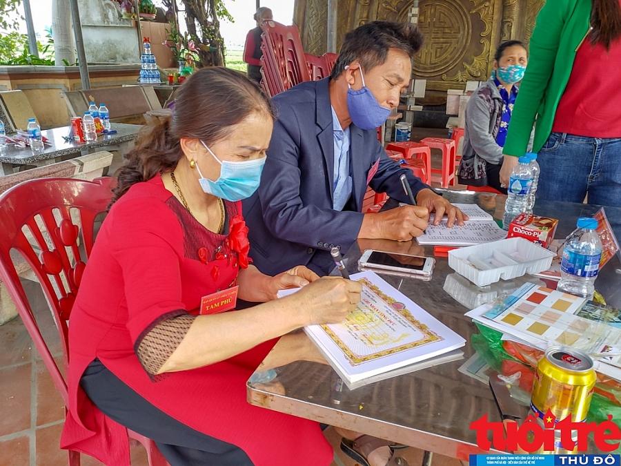 Đi lễ trong tâm dịch Cẩm Giàng, cầu năm Tân Sửu không Covid-19 Đi lễ trong tâm dịch Cẩm Giàng, cầu năm Tân Sửu không Covid-19