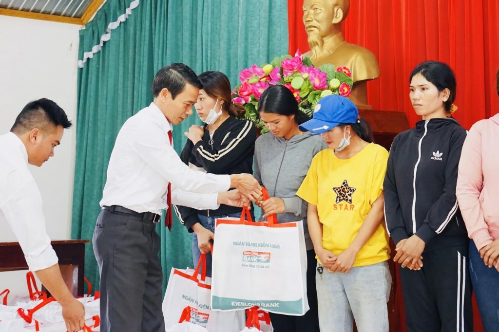 Kienlongbank trao tặng 8.450 phần quà Tết cho bà con khó khăn tại 134 địa phương