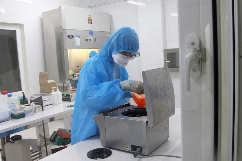 Thực hiện xét nghiệm SARS-CoV-2 tại Bệnh viện Đa khoa tỉnh.