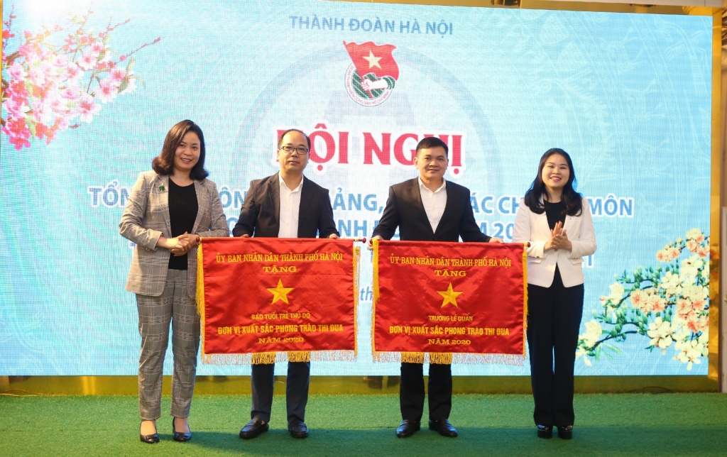 Báo Tuổi trẻ Thủ đô và Trường Lê Duẩn vinh dự nhận Cờ “Đơn vị xuất sắc phong trào thi đua” của UBND Thành phố Hà Nội Báo Tuổi trẻ Thủ đô và Trường Lê Duẩn vinh dự nhận Cờ “Đơn vị xuất sắc phong trào thi đua” của UBND Thành phố Hà Nội