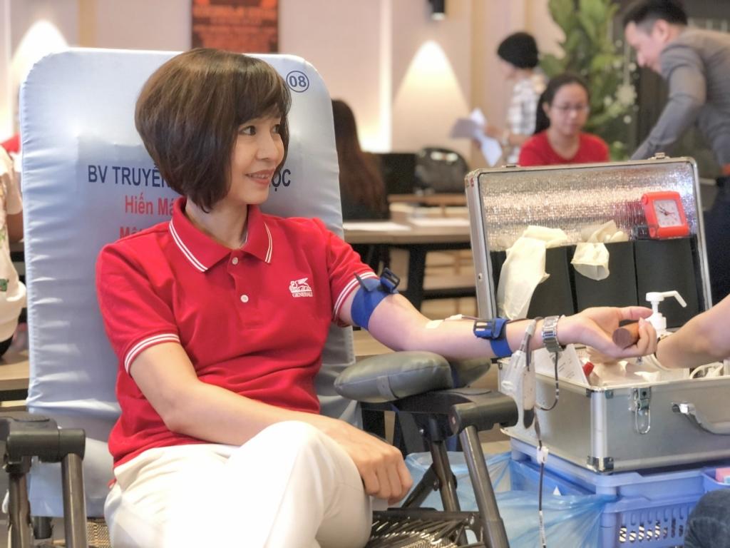 Tổng Giám đốc Tina Nguyễn và các nhân viên, tư vấn viên Generali tham gia hiến máu, phục vụ cho công tác điều trị và cấp cứu bệnh nhân Tổng Giám đốc Tina Nguyễn và các nhân viên, tư vấn viên Generali tham gia hiến máu, phục vụ cho công tác điều trị và cấp cứu bệnh nhân