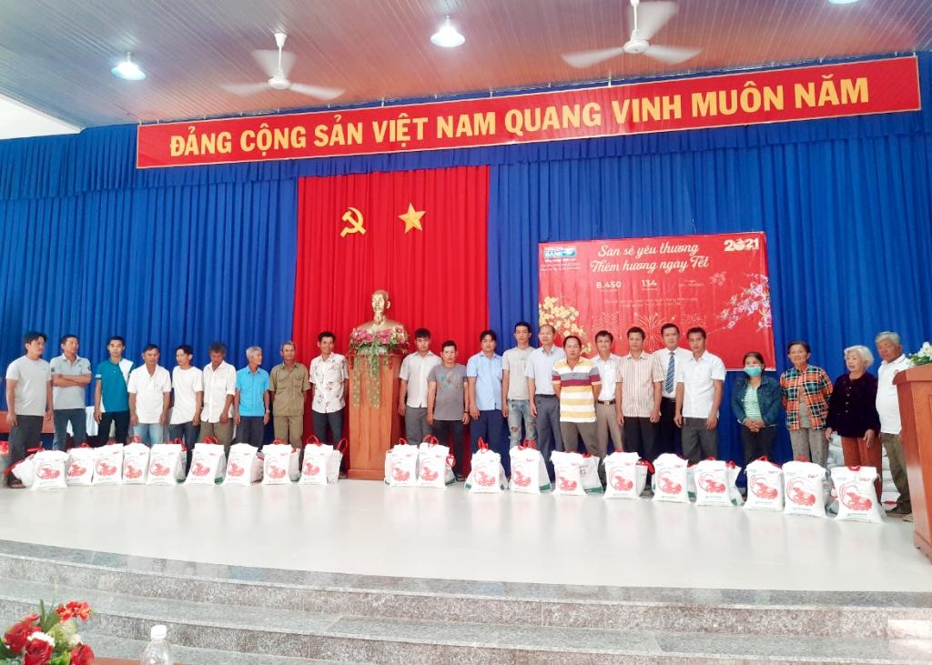 Kienlongbank trao tặng 8.450 phần quà Tết cho bà con khó khăn tại 134 địa phương