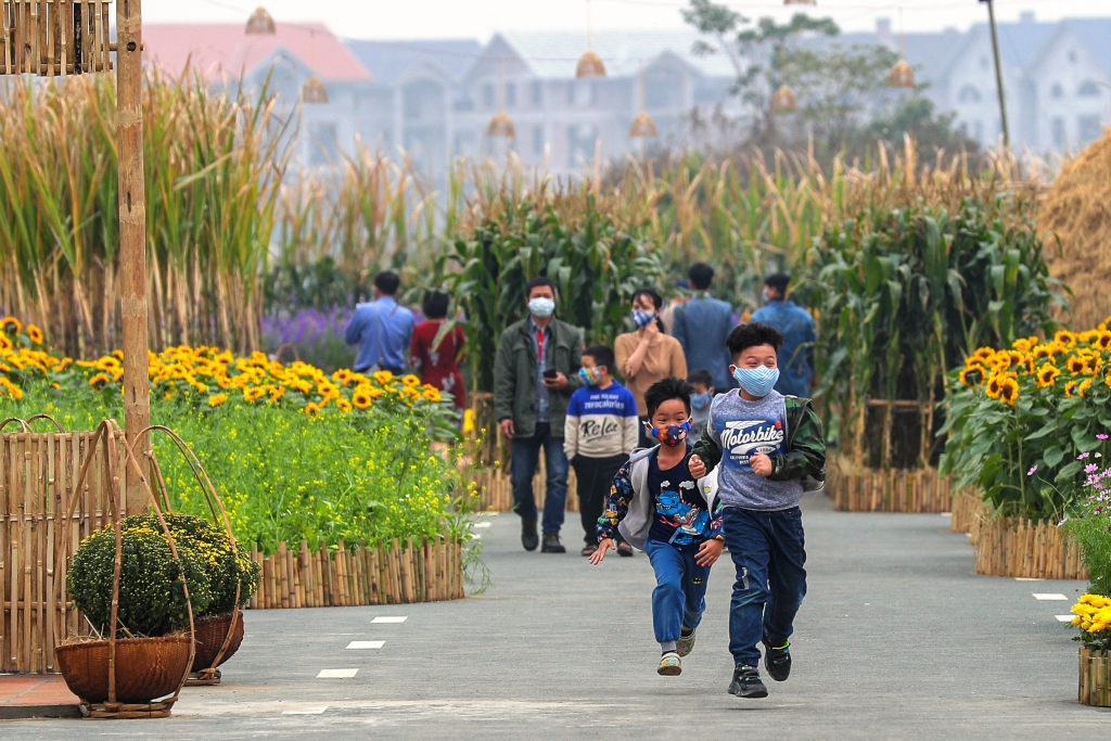 Cánh đồng xuân nổi bật phía cuối con đường với mía lau, ruộng ngô, lúa, luống rau xanh mát... để những người con xa quê được trải nghiệm một cách chân thật nhất những miền ký ức quê nhà Cánh đồng xuân nổi bật phía cuối con đường với mía lau, ruộng ngô, lúa, luống rau xanh mát... để những người con xa quê được trải nghiệm một cách chân thật nhất những miền ký ức quê nhà