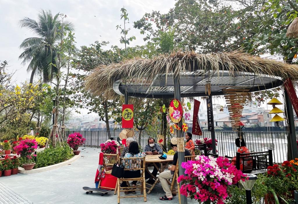 Khu nhà vòm đặt ở vị trí trung tâm khuôn viên là nơi khách du xuân có thể chụp ảnh hoặc dừng chân trò chuyện Khu nhà vòm đặt ở vị trí trung tâm khuôn viên là nơi khách du xuân có thể chụp ảnh hoặc dừng chân trò chuyện