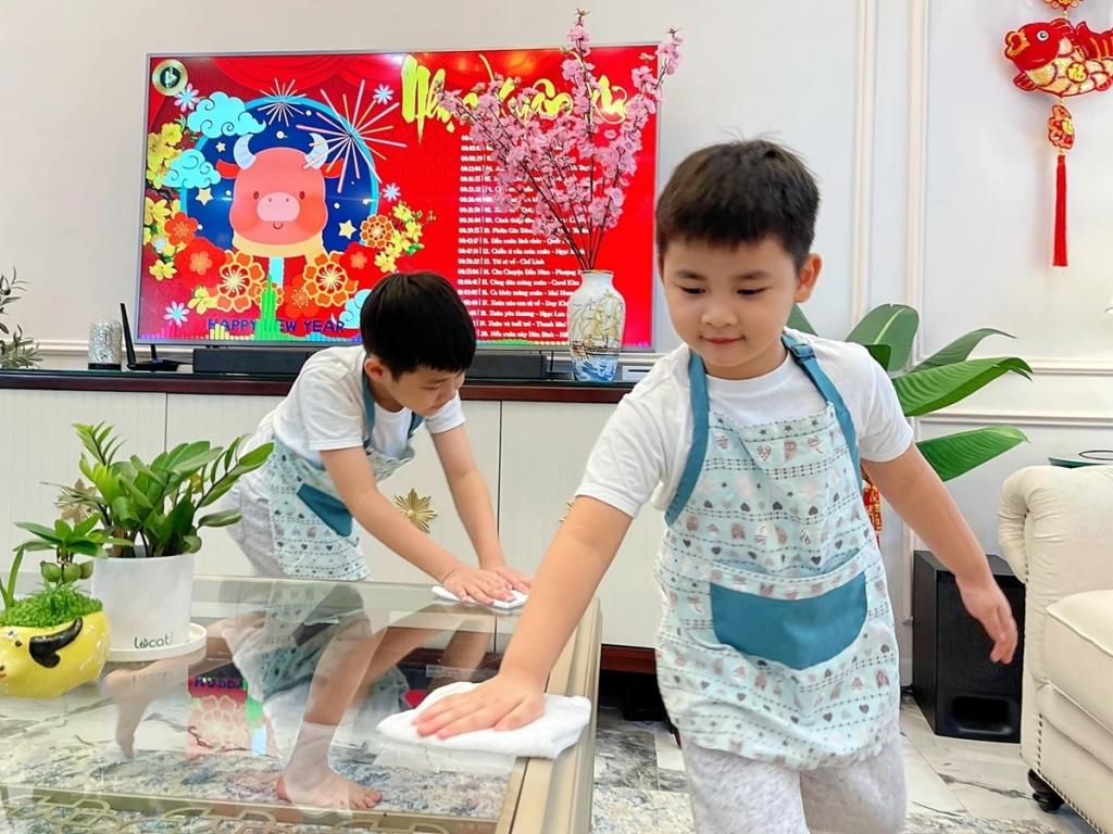 Hai bé Ken và Đăng Anh cũng hăng hái giúp bố mẹ