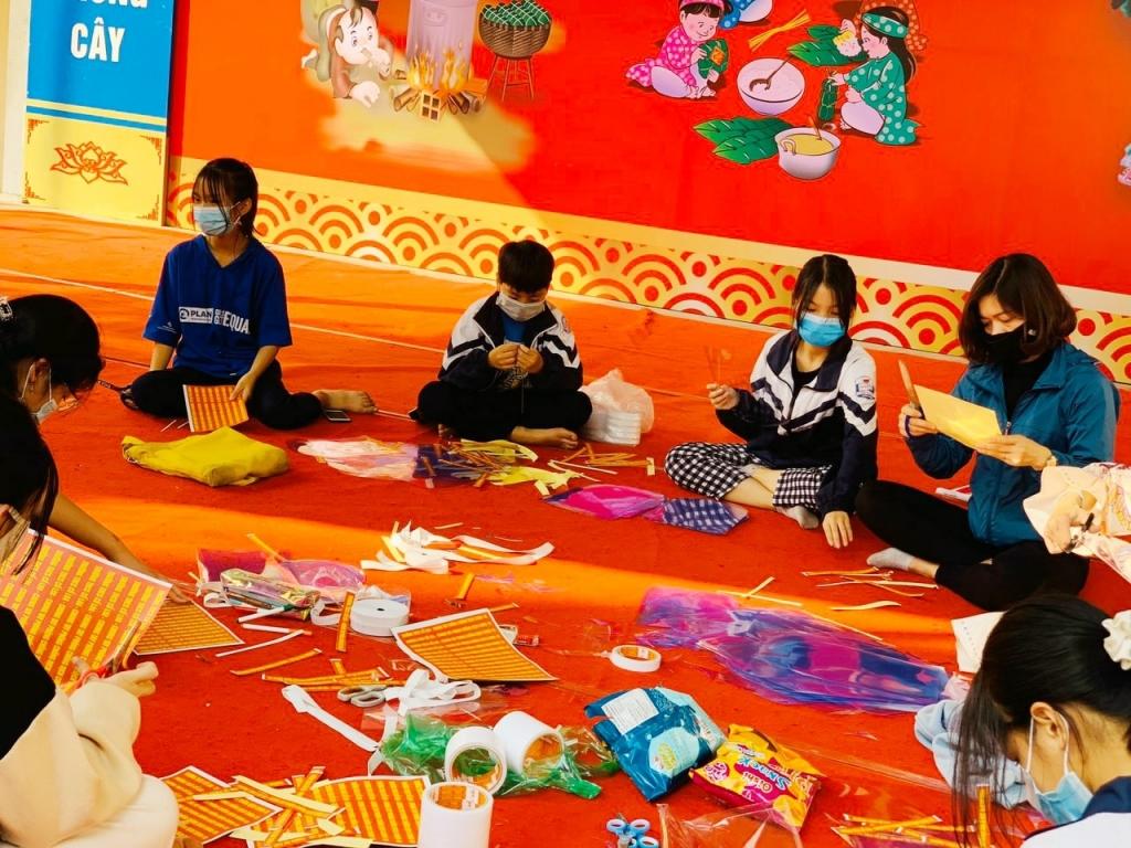 Các em thiếu nhi làm mũ chắn giọt bắn