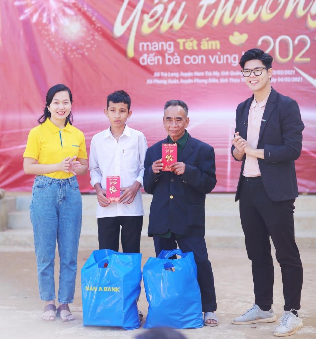 Ông Hồ Văn Đề là một trong những người sáng lập ra làng quê trù phú còn gọi là nóc ông Đề ở thôn 1, xã Trà Leng nhưng chỉ trong 3 phút sạt lở, ông đã mất đi 8 người thân trong gia đình; Trong khi đó, bốn anh em Hồ Văn Trí, Hồ Văn Trung, Hồ Thị Điệp và Hồ Văn Đệ đều nằm trong độ tuổi đến trường, người anh cả Hồ Văn Trí trải qua năm cuối đại học nhưng trận sạt lở đã khiến các em trở thành mồ côi cả cha lẫn mẹ. Tại đây, Nam A Bank trao tặng quà và lì xì cho 2 hộ gia đình này, mỗi hộ 20 triệu đồng góp phần giúp các gia đình vượt qua những khó khăn phía trước