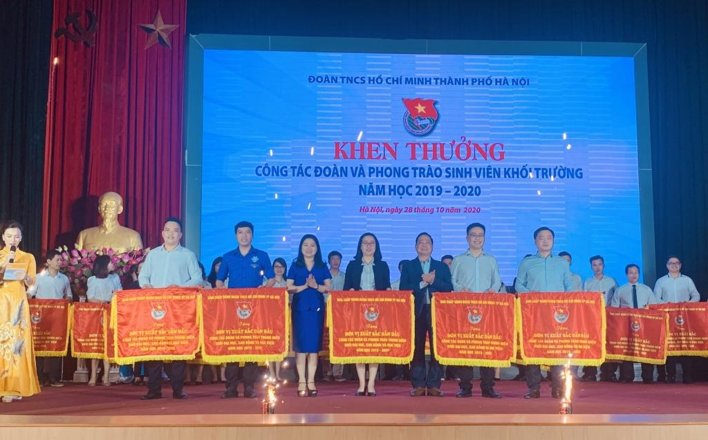 Đoàn Thanh niên trường Đại học Mở được nhận cờ thi đua xuất sắc 