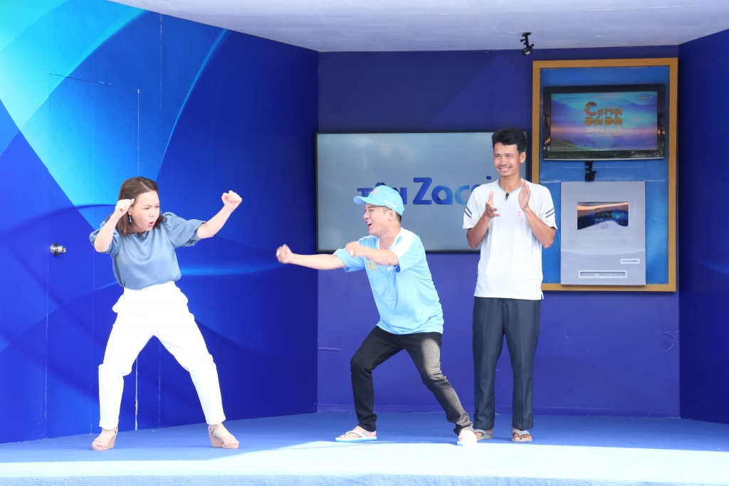 Các khách mời tạo không khí vui vẻ tại trường quay Các khách mời tạo không khí vui vẻ tại trường quay