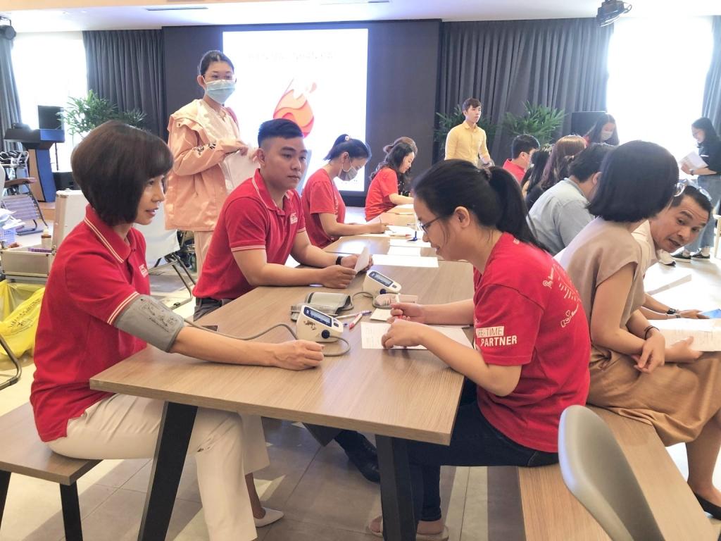 Tổng Giám đốc Tina Nguyễn và các nhân viên, tư vấn viên Generali tham gia hiến máu, phục vụ cho công tác điều trị và cấp cứu bệnh nhân Tổng Giám đốc Tina Nguyễn và các nhân viên, tư vấn viên Generali tham gia hiến máu, phục vụ cho công tác điều trị và cấp cứu bệnh nhân