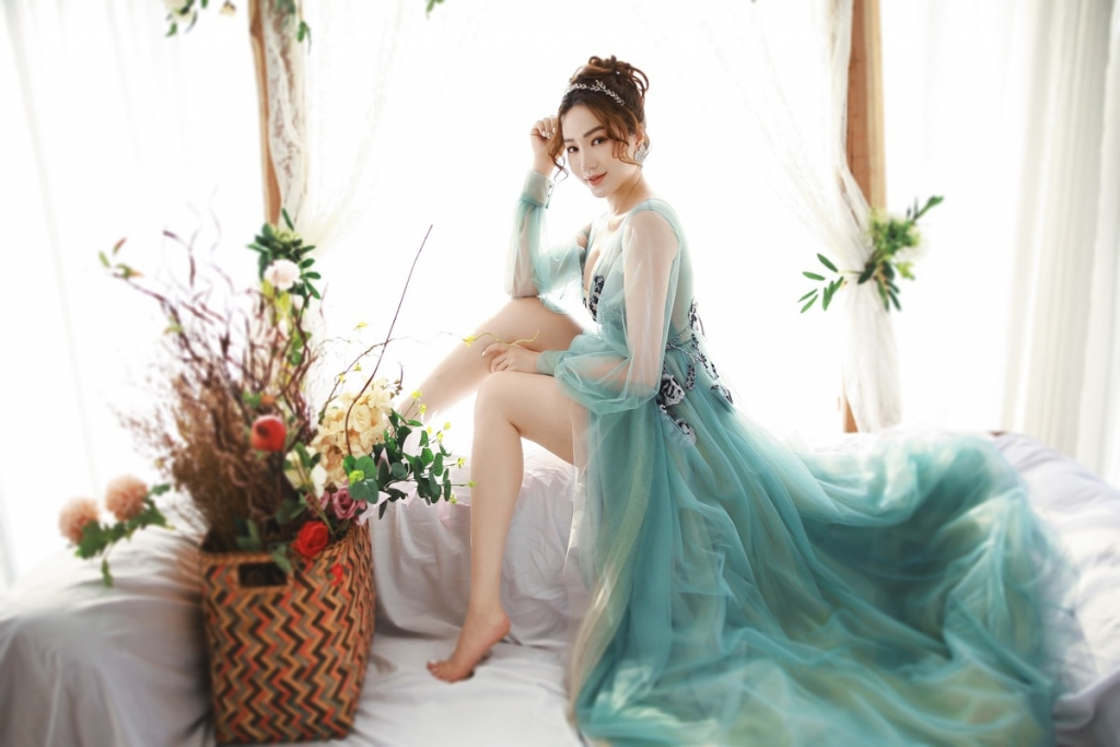 Tin tức giải trí mới nhất ngày 8/2: Chồng đại gia phụ giúp Phan Như Thảo gói bánh chưng