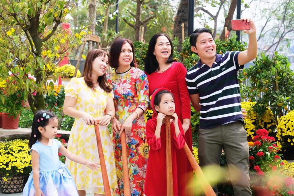 Nhiều gia đình đưa nhau đến “Quảng trường hoa Diamond Lotus Riverside” để chụp ảnh Nhiều gia đình đưa nhau đến “Quảng trường hoa Diamond Lotus Riverside” để chụp ảnh