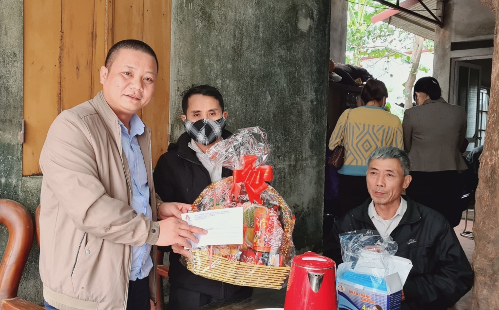Đồng thời trao tặng 01 gói quà và tiền mặt là 10 triệu đồng, động viên gia đình vượt qua nỗi đau khi mất đi người thân để vươn lên trong cuộc sống.