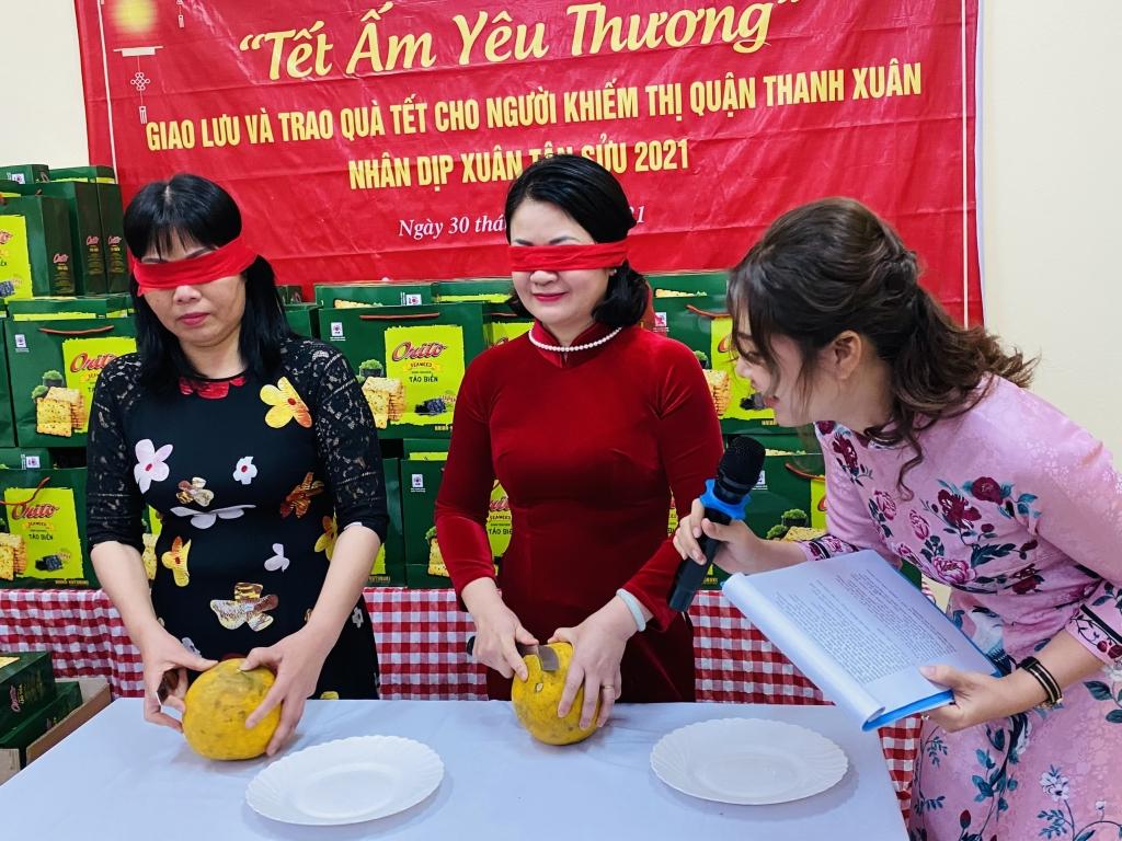 Thành viên nhóm thiện nguyện và hội viên khiếm thị tham gia trò chơi trải nghiệm trong bóng tối
