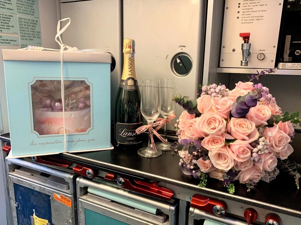 Những món quà bất ngờ được Vietnam Airlines chuẩn bị để chúc mừng cặp đôi Những món quà bất ngờ được Vietnam Airlines chuẩn bị để chúc mừng cặp đôi