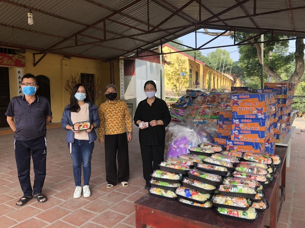 Bạn Đặng Thu Hương, đại diện nhóm Gieo Mầm Hướng Thiện trao tặng 77 phần qua cho trại phong Quả Cảm- Bắc Ninh Bạn Đặng Thu Hương, đại diện nhóm Gieo Mầm Hướng Thiện trao tặng 77 phần qua cho trại phong Quả Cảm- Bắc Ninh