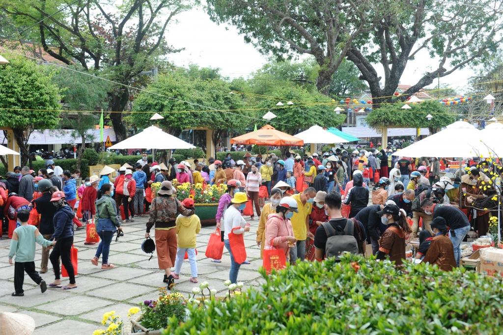 Rất đông người đân đã tới phiên chợ Rất đông người đân đã tới phiên chợ