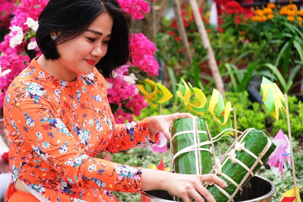 Nồi bánh tét Nam Bộ là tiểu cảnh thu hút khách du xuân Nồi bánh tét Nam Bộ là tiểu cảnh thu hút khách du xuân