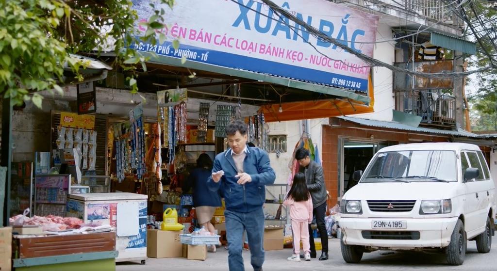 Xuân Bắc vất vả khi mới tiếp quản tiệm tạp hóa gia truyền. Xuân Bắc vất vả khi mới tiếp quản tiệm tạp hóa gia truyền.