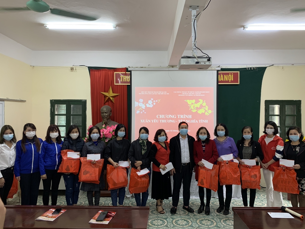 Nhiều phần quà ý nghĩa gửi tặng Nhà trường và các em học sinh